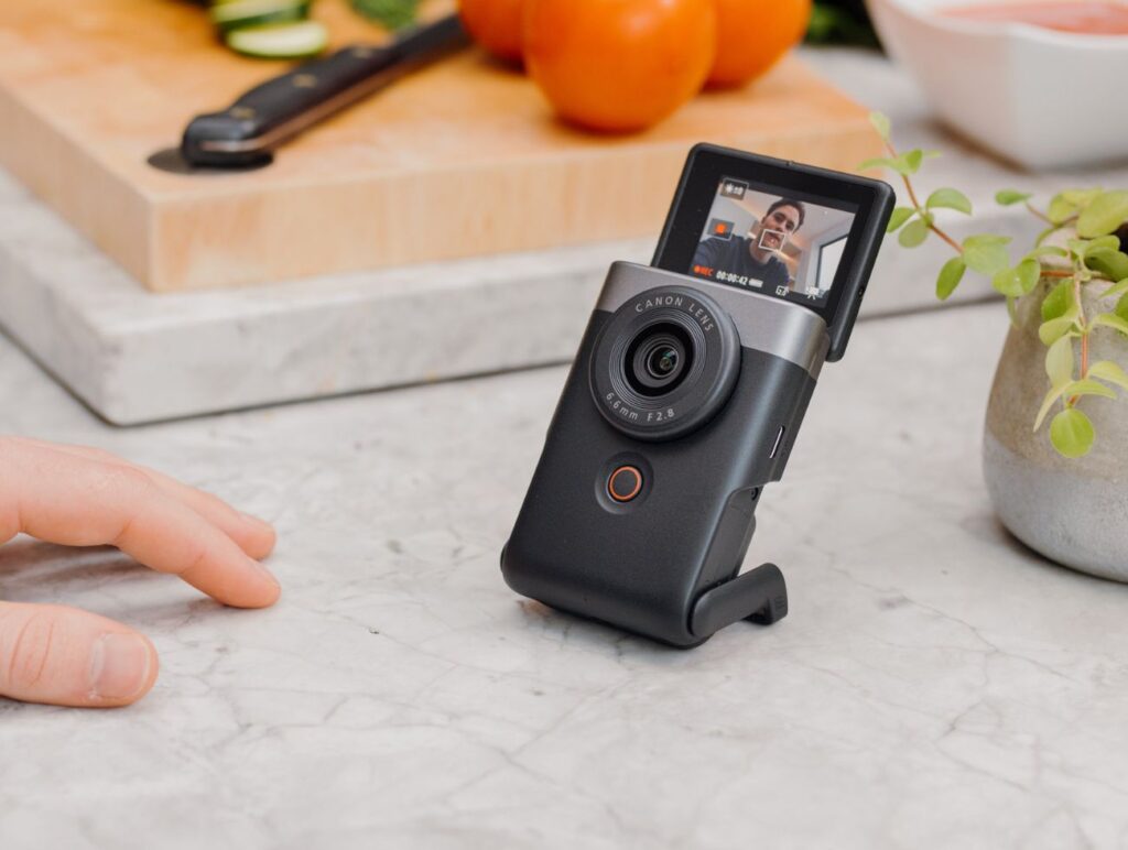 Die Canon Powershot V10 gilt als professionelles Vlogging-Einstiegsmodell. Foto: Hersteller