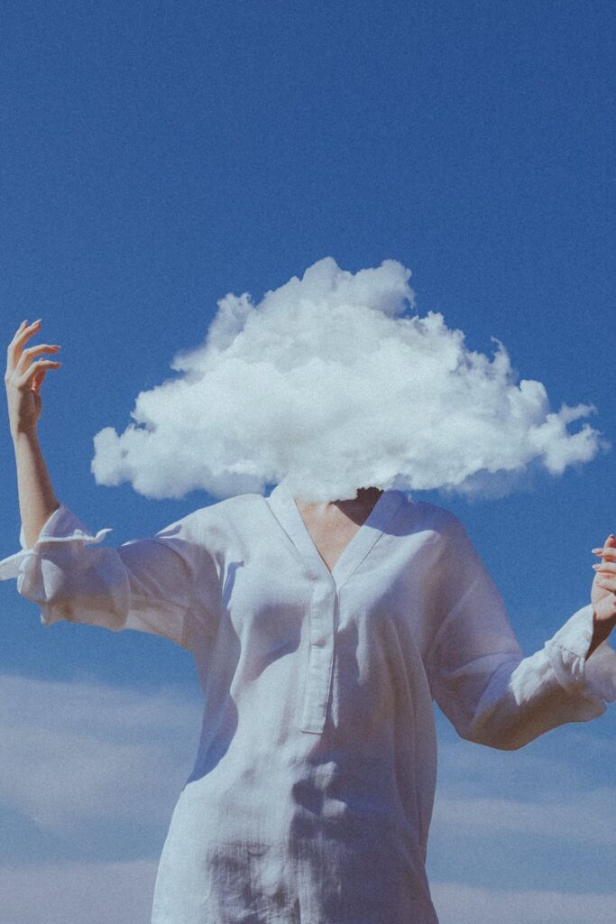 Mental Load: Symbolbild Wolke über dem Kopf