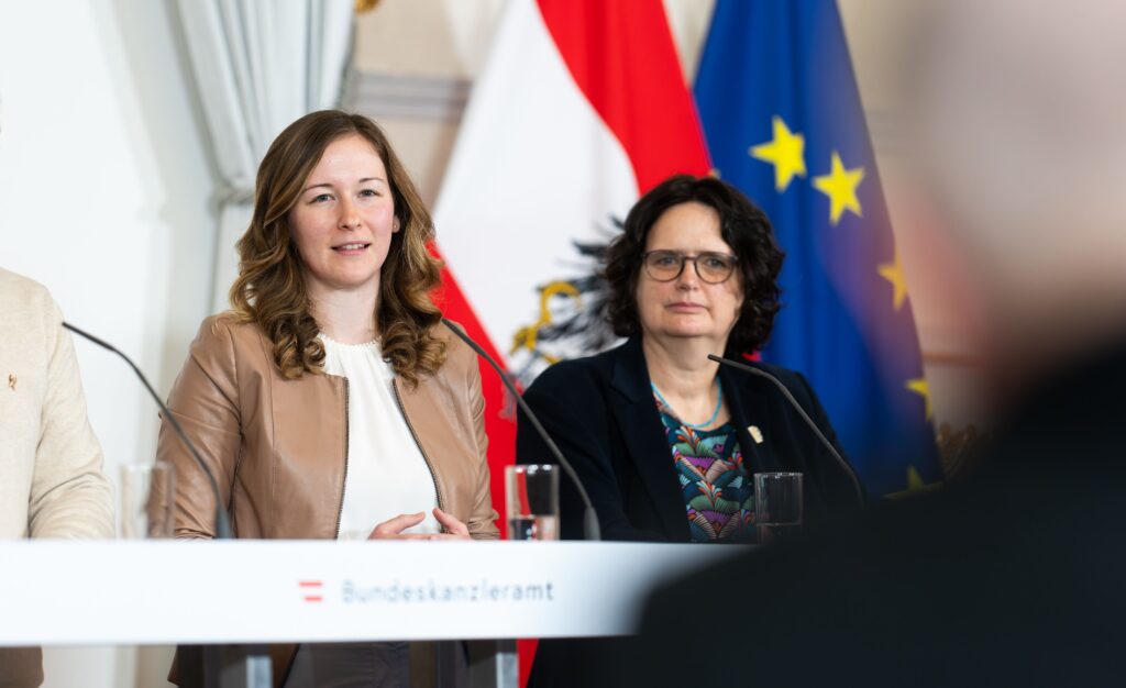 Jugendstaatssekretärin Claudia Plakolm geht mit gutem Beispiel voran und ist ungeschminkt zur Pressekonferenz erschienen.