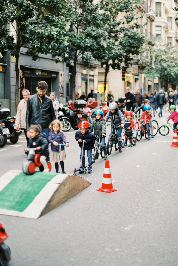 Kindergruppe beim Radfahren auf der Straße