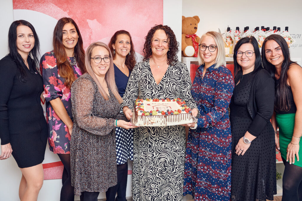 Team Teddyhaus Linz bei Jubiläum mit großer Torte.