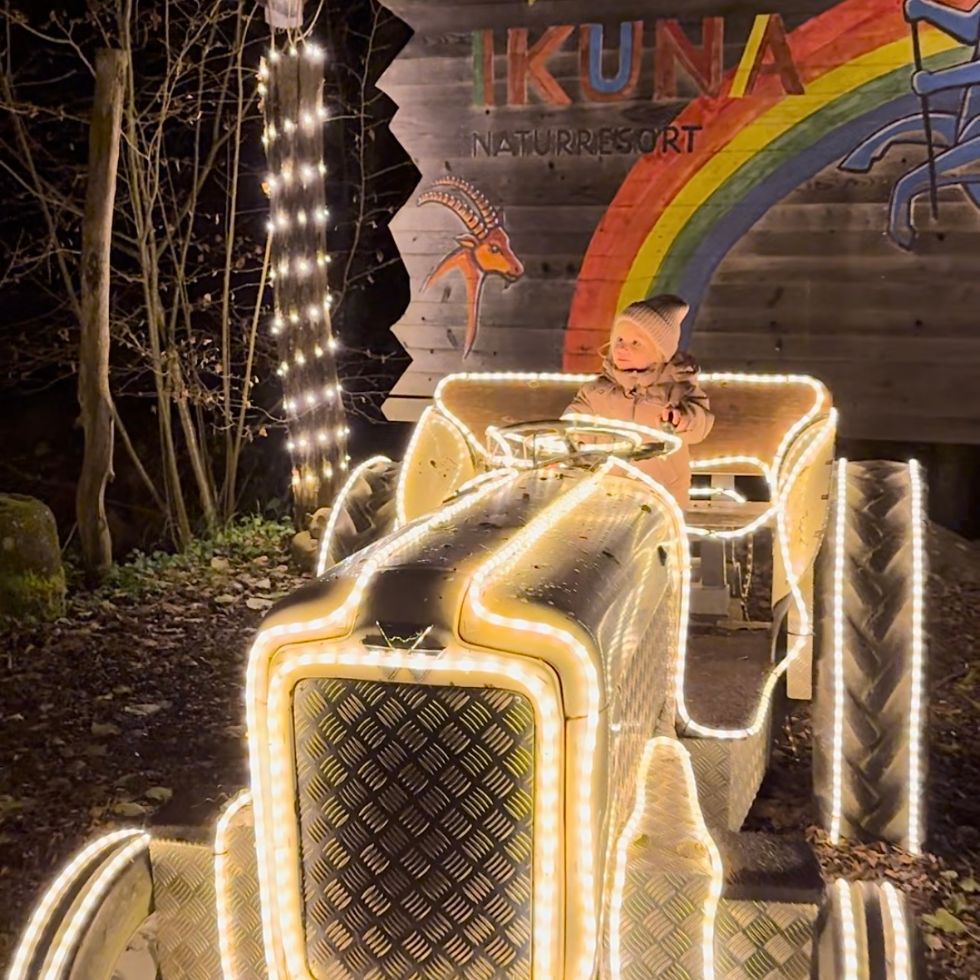 Leuchtende Station beim Lichterpfad in der Lichterwelt im IKUNA Naturresort