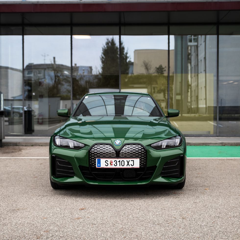 Grüner BMW i4 in Frontansicht