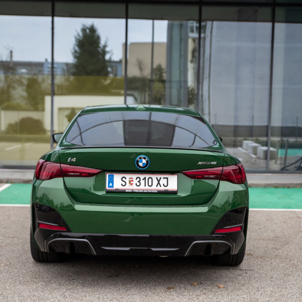 Grüner BMW i4 in Heckansicht