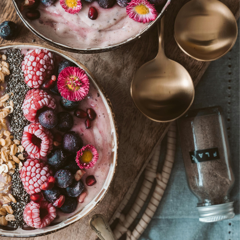 Basenfasten Buchtipp: Müslibowl mit gewürz und löffel