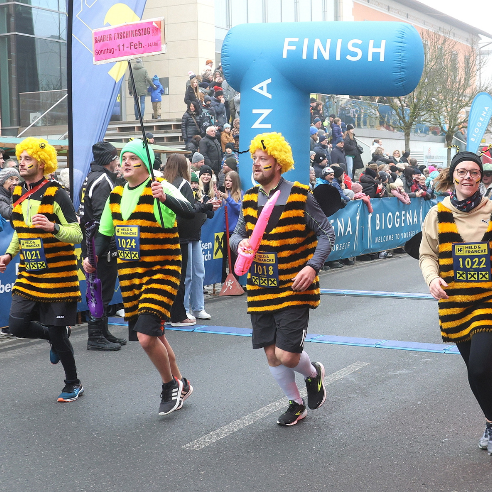 Staffellauf mit originellen Outfits beim Silvesterlauf Peuerbach.