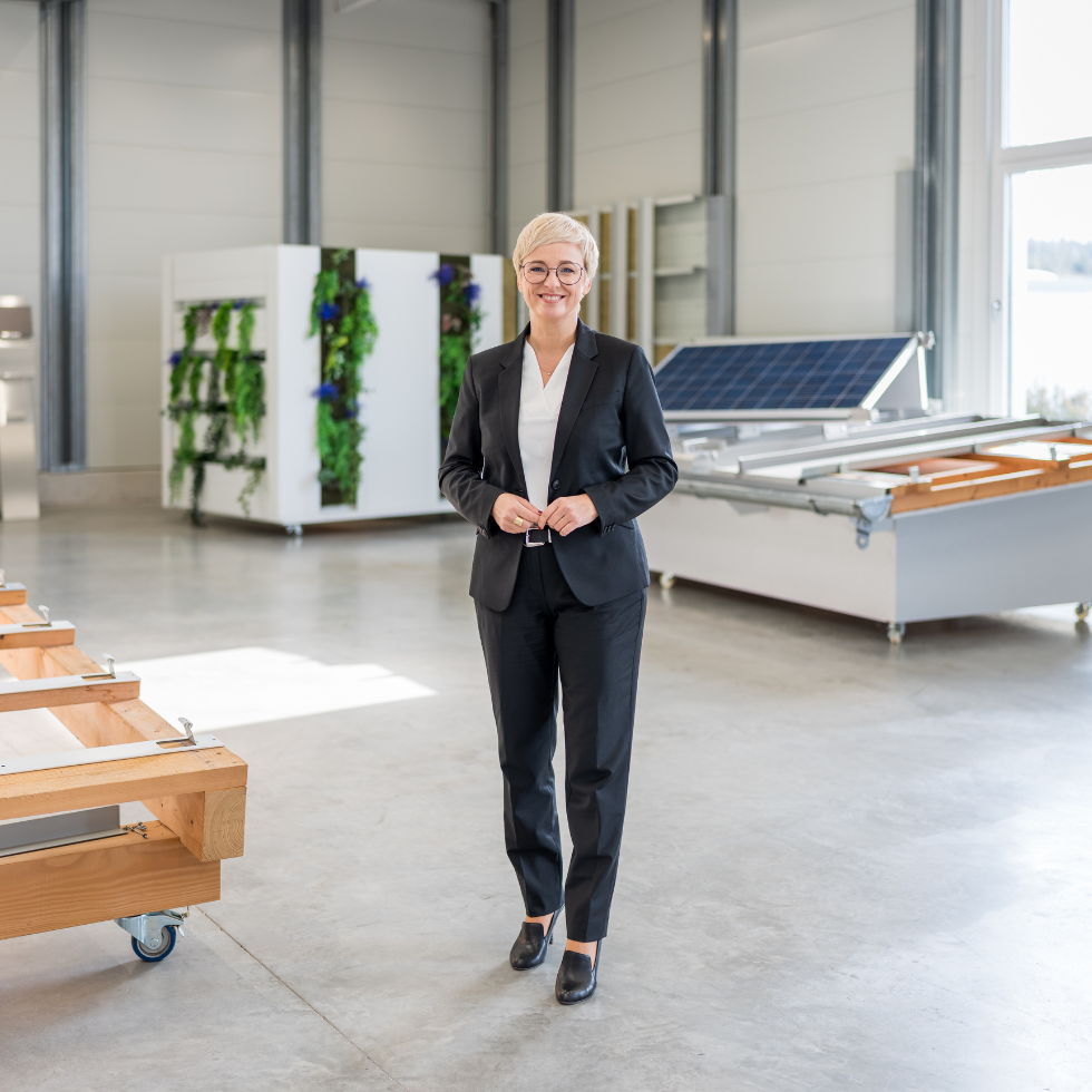 Doris Hummer in der Domico-Firmenzentrale, im Hintergrund sind die Fassaden- und Dachbegrünungen "Living Green" zu sehen.