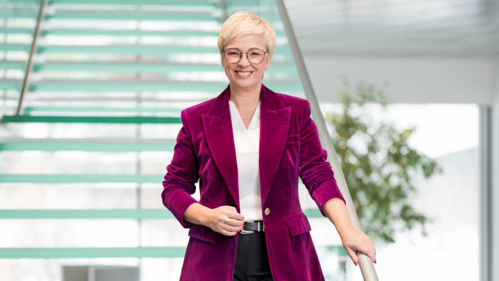 Doris Hummer beim Covershooting in der modernen Domico-Zentrale in Vöcklamarkt.