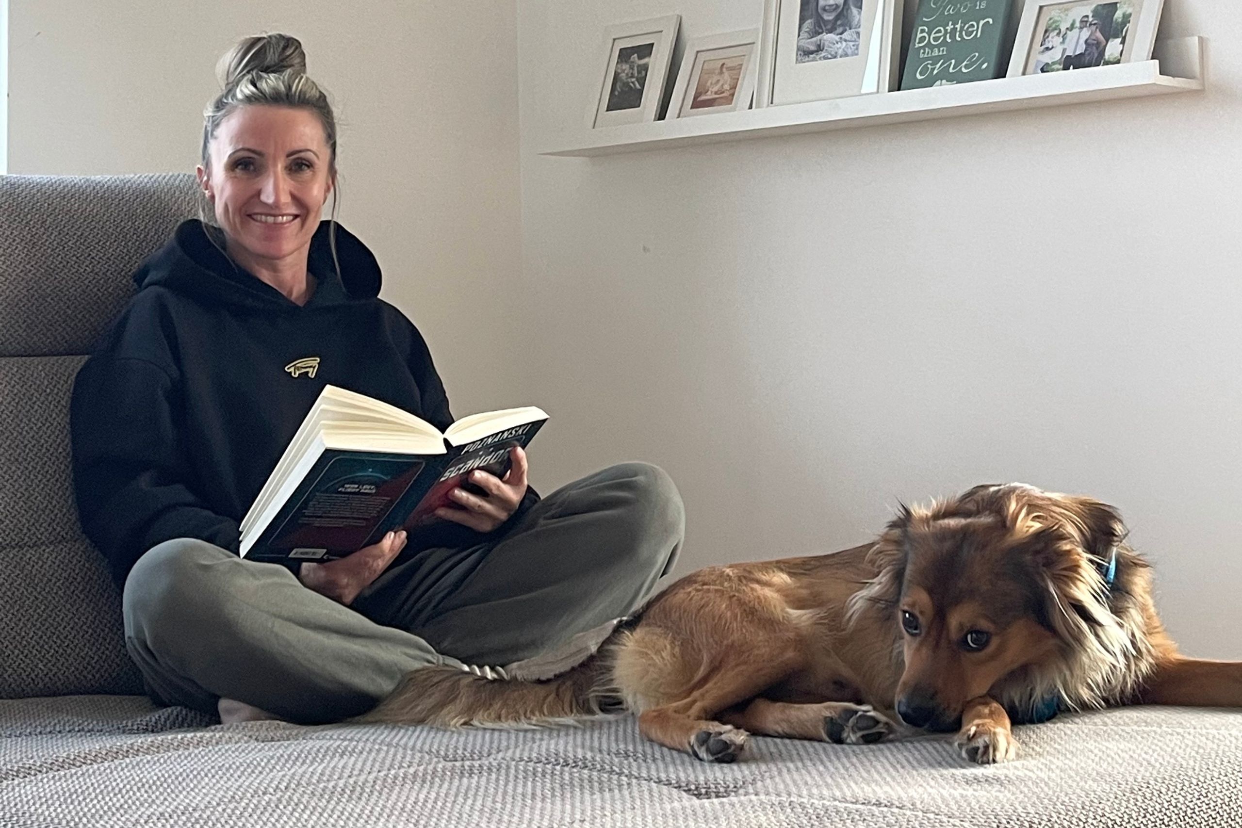 Fasten im Redaktionstest. Nicole Madlmayr mit Hund auf der Couch.