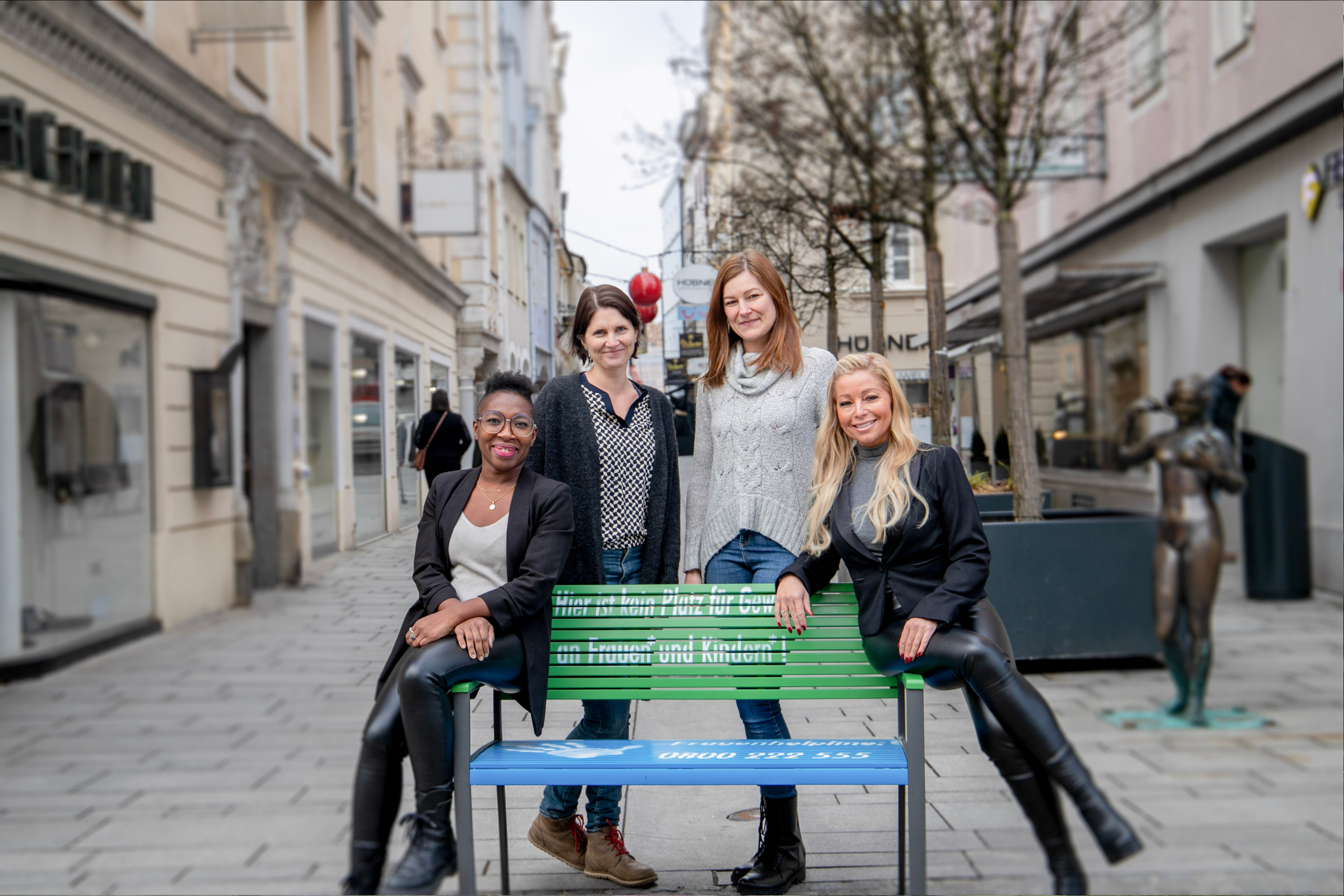 Charity Putz (links) und Nicole Maria Mack (rechts) laden am 6. März im Bergschlössl in Linz zum Charity-Event. Rasch Tickets sichern! © Ana Mrvelj