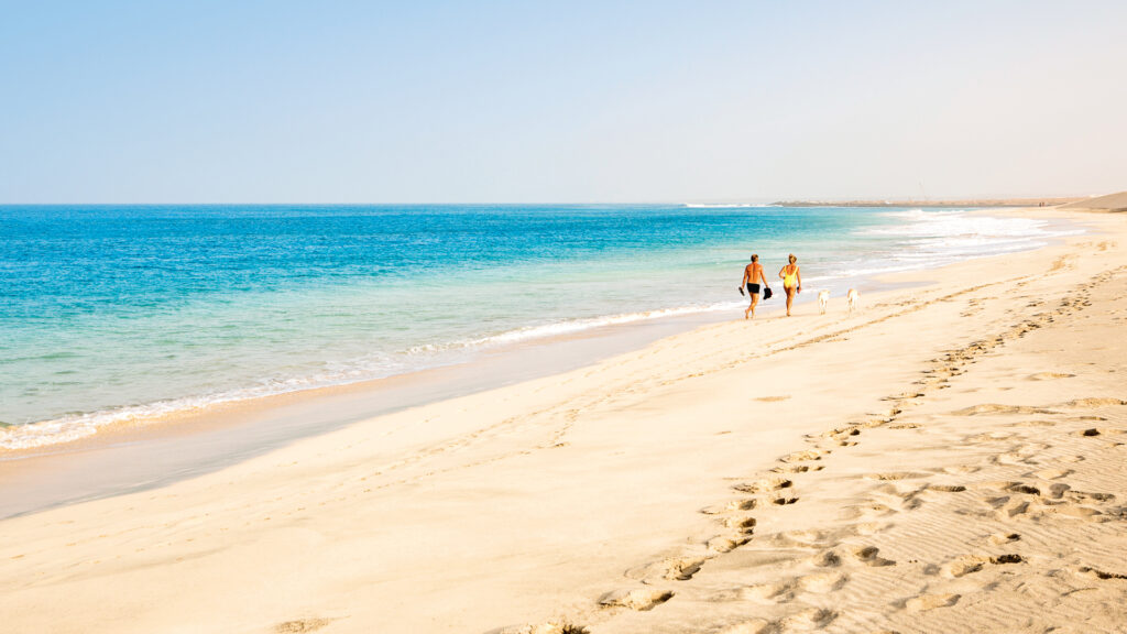 TUI Kapverden: Paar macht einen Strandspaziergang