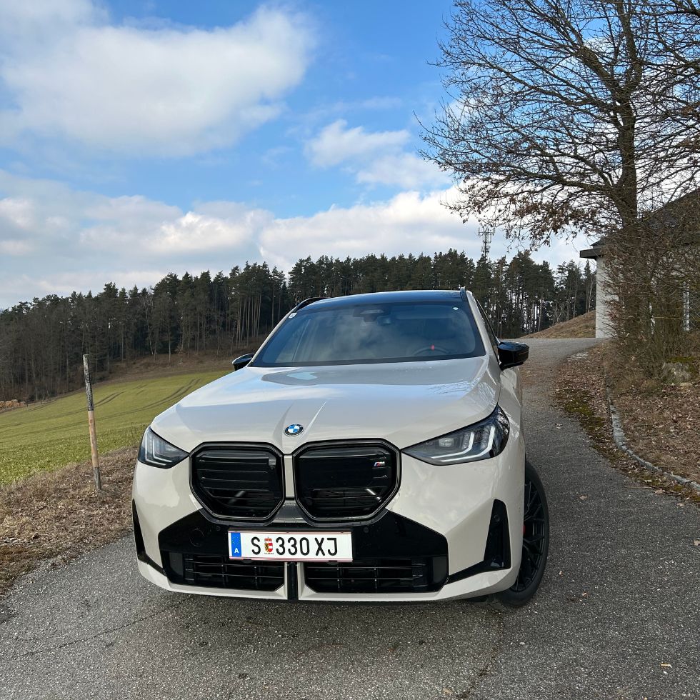 Frontansicht weißer BMW X3.