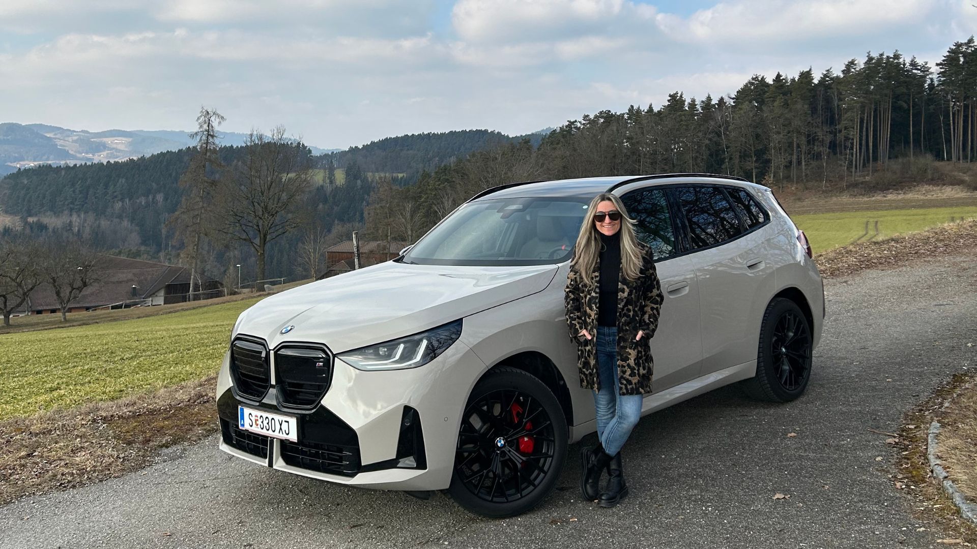 Weißer BMW X3 mit Redakteurin Nicole Madlmayr.