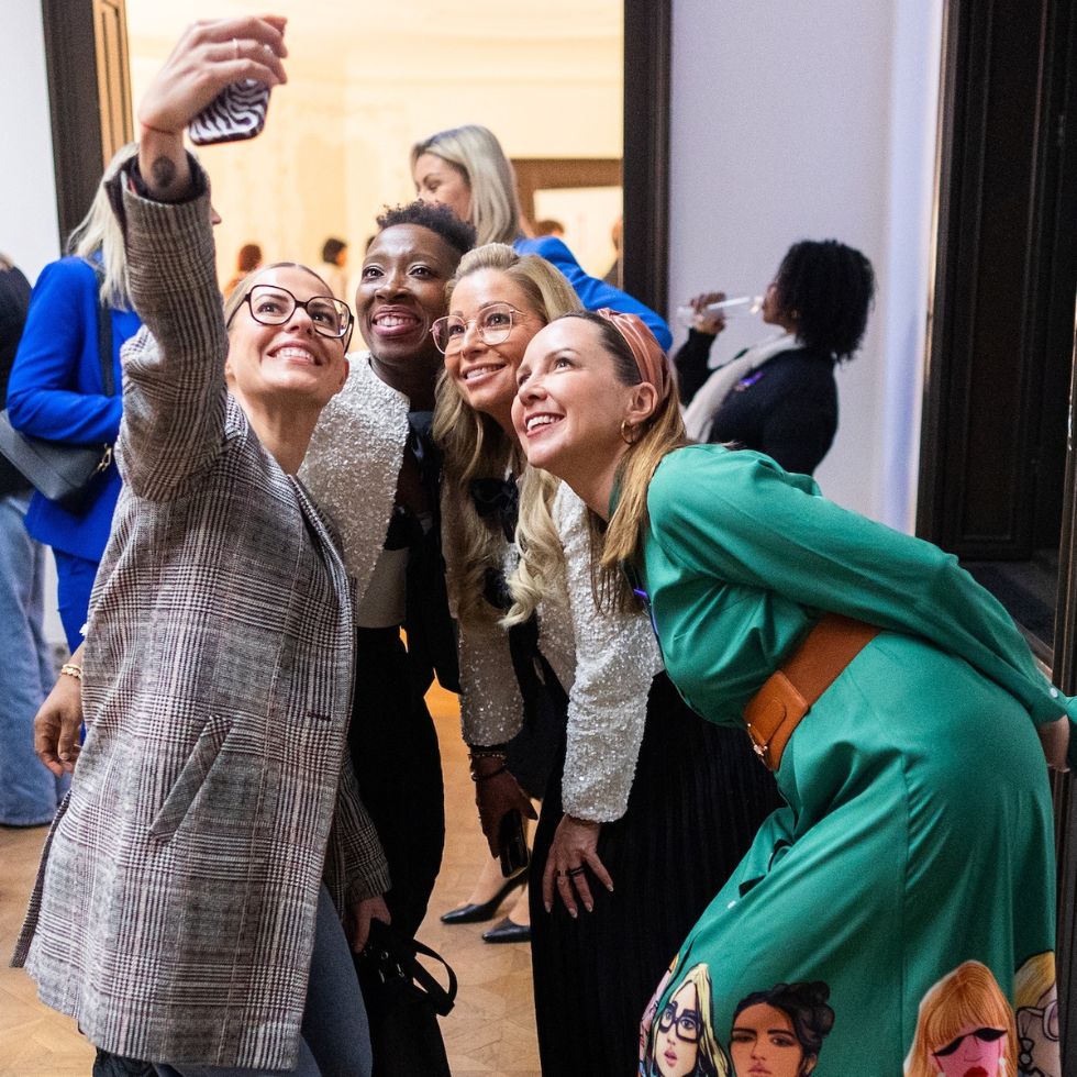 Charity-Abend: vier Frauen machen Selfie.