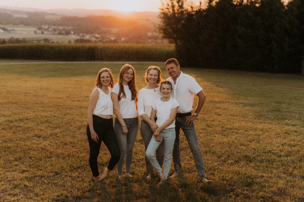 Am Ledererhof: Claudia Auinger mit ihrer Familie in der Natur
