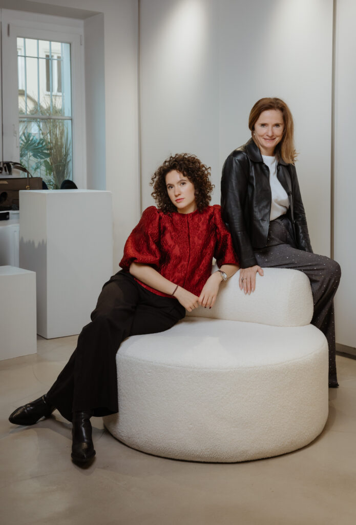 Karin Hofecker (rechts) und ihre Tochter Mila Naderer (links) lieben skandinavische Labels und wählen die Mode für BLUMA mit großer Sorgfalt aus. © Antje Wolm