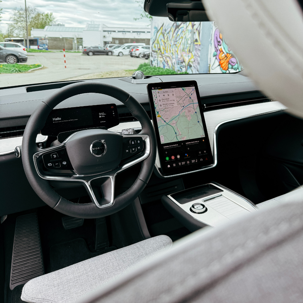 Autotest Volvo EX90: Innenausstattung mit Navigationssystem