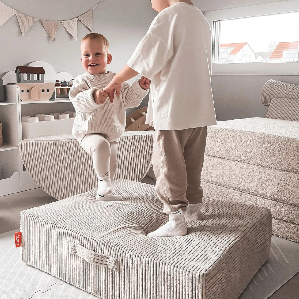 Loulo Hüpfpolster: zwei Kinder hüpfen auf dem Hüpfpolster im Kinderzimmer