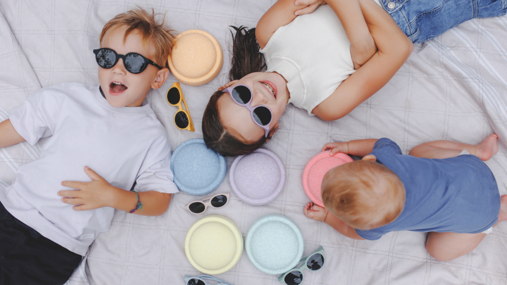 Loulo Hüpfpolster: Kinder liegen auf dem Hüpfpolster mit recycelten Sonnenbrillen
