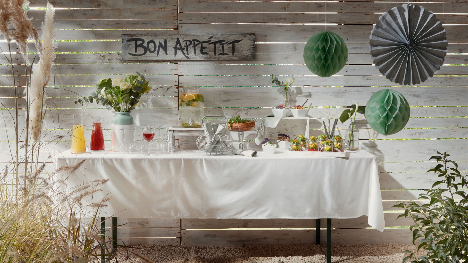 Dekotipps Sommerparty: wie sich ein Buffet wirkungsvoll am Biertisch anrichten lässt