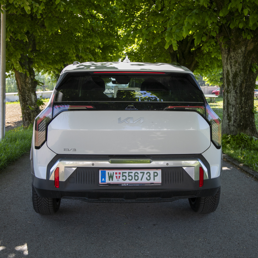 Autotest Kia EV3: Rückansicht des Autos