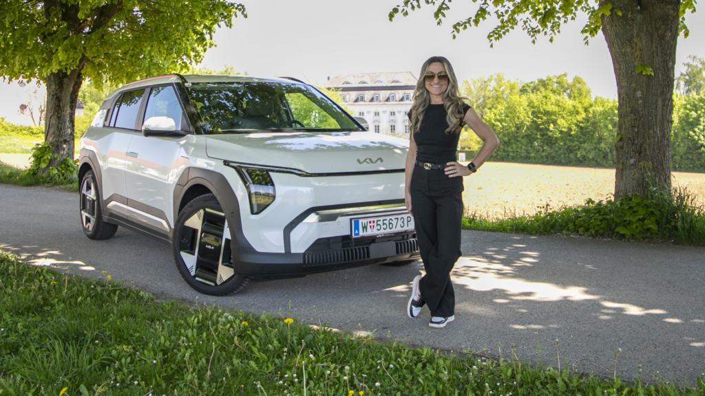 Autotest Kia EV3: Redakteurin Nicole Madlmayr vor dem Auto