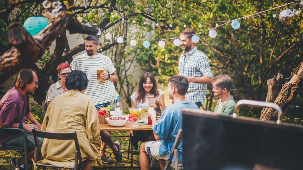 Leute feiern im Garten eine Party