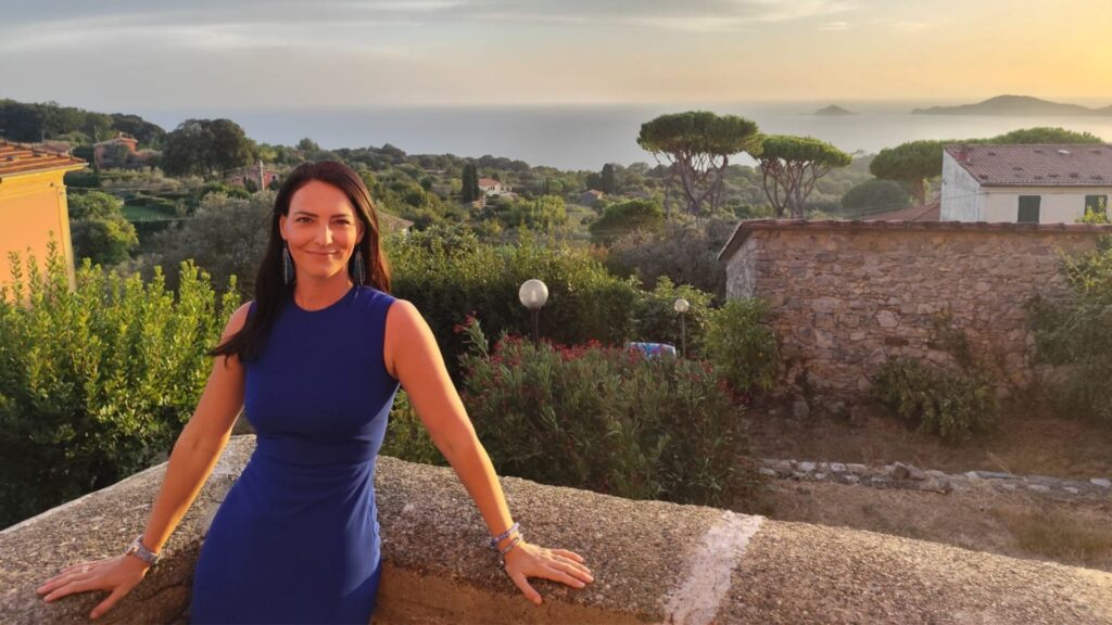 Psychologin Melanie Hofmeister im Hintergrund Toskana.