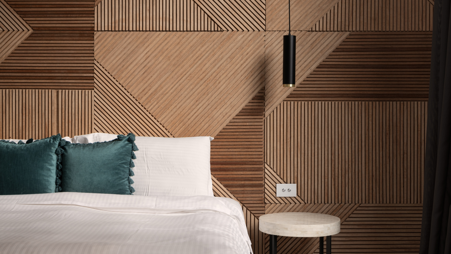 schlafzimmer mit Holzwand, modern, Zuhause einrichten