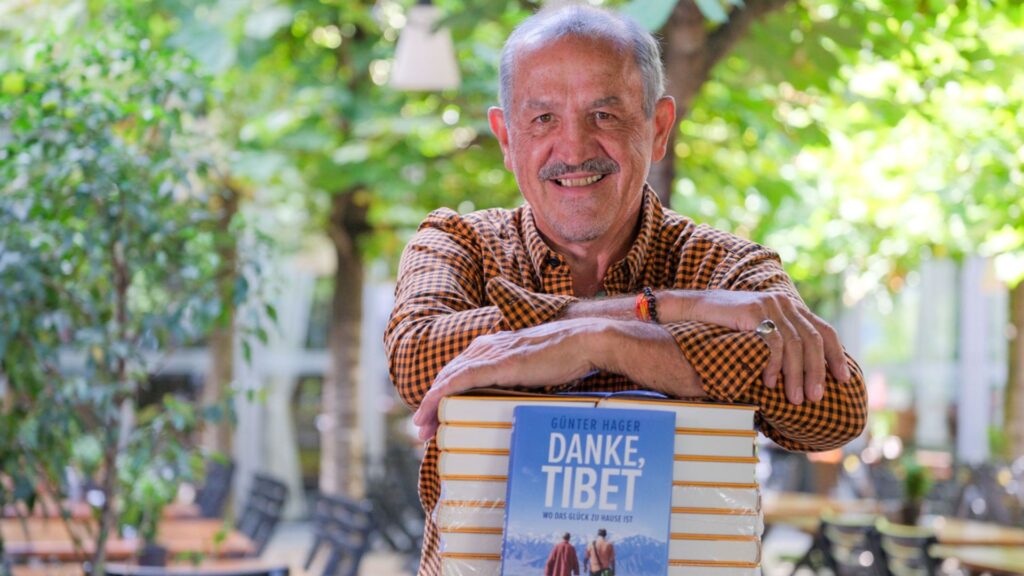 Wirt Günter Hager mit seinem Buch "Danke, Tibet"