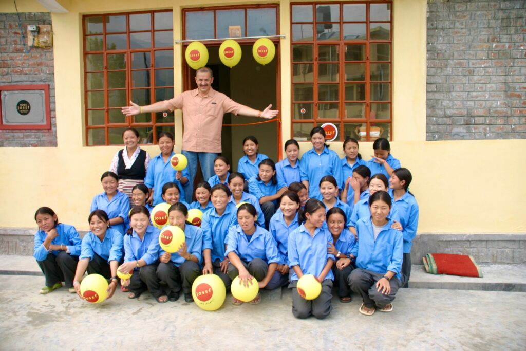 Günter Hager mit vielen Kindern ivor seinem Waisenhaus in Tibet.