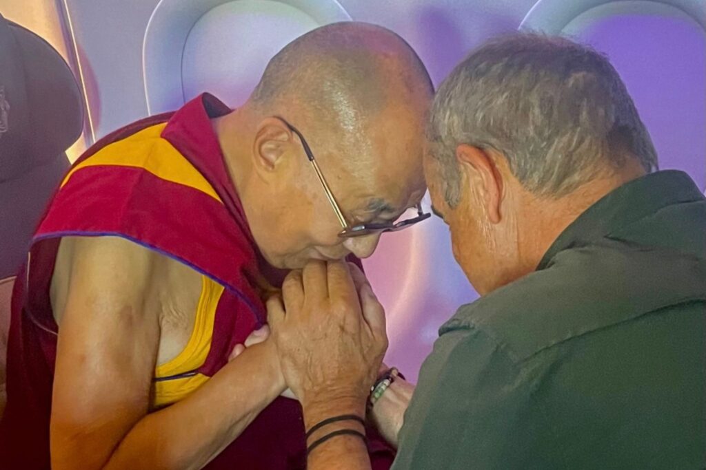 Wirt Günter Hager mit dem Dalai Lama.