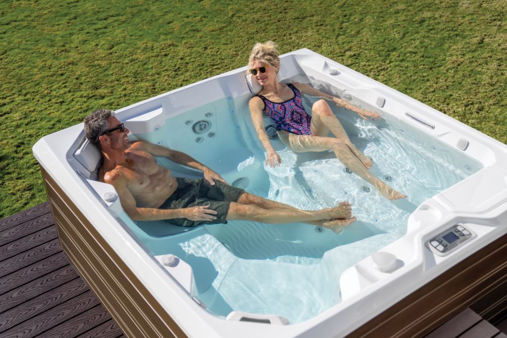 Whirlpool HotSpring: lachendes Paar im Whirlpool von HotSpring