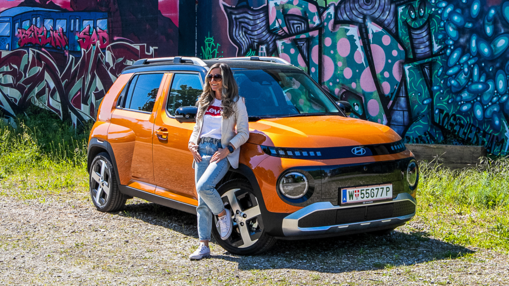 Hyundai Inster: Autotesterin Nicole Madlmayr vor dem Auto