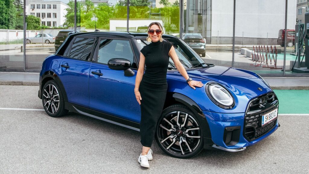 Nicole Madlmayr vor blauem MINI Cooper S