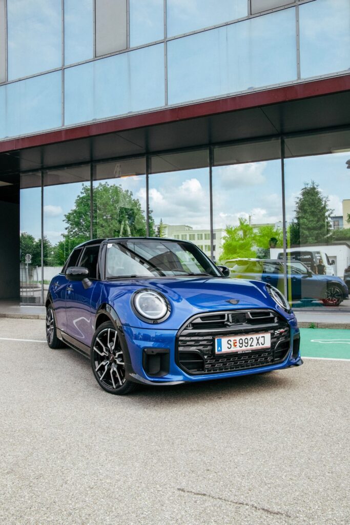 Frontansicht blauer Mini Cooper S