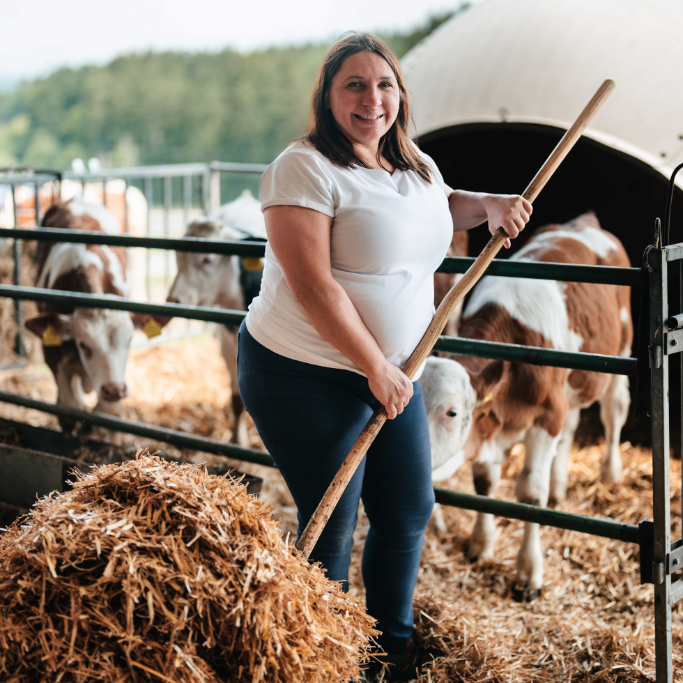 Bäuerin Christine Schausberger bei der Stallarbeit