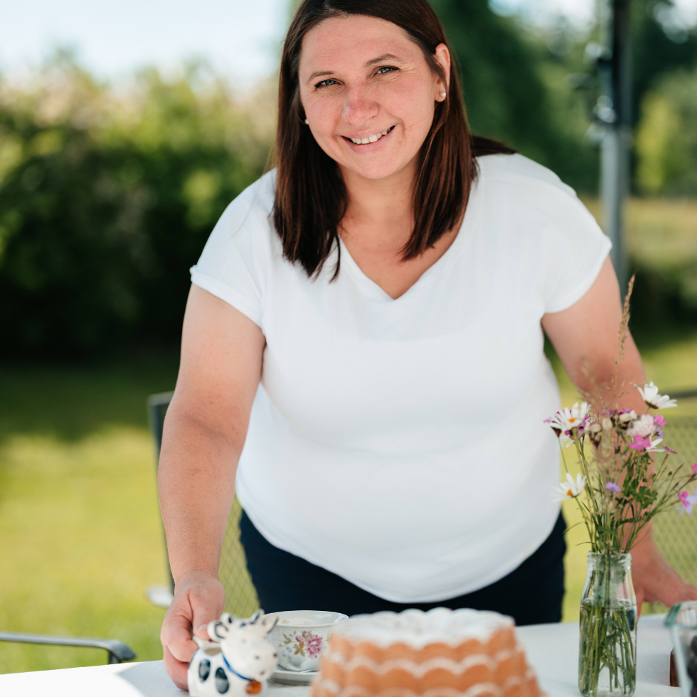 Bäuerin Christine Schausberger mit Gugelhupf