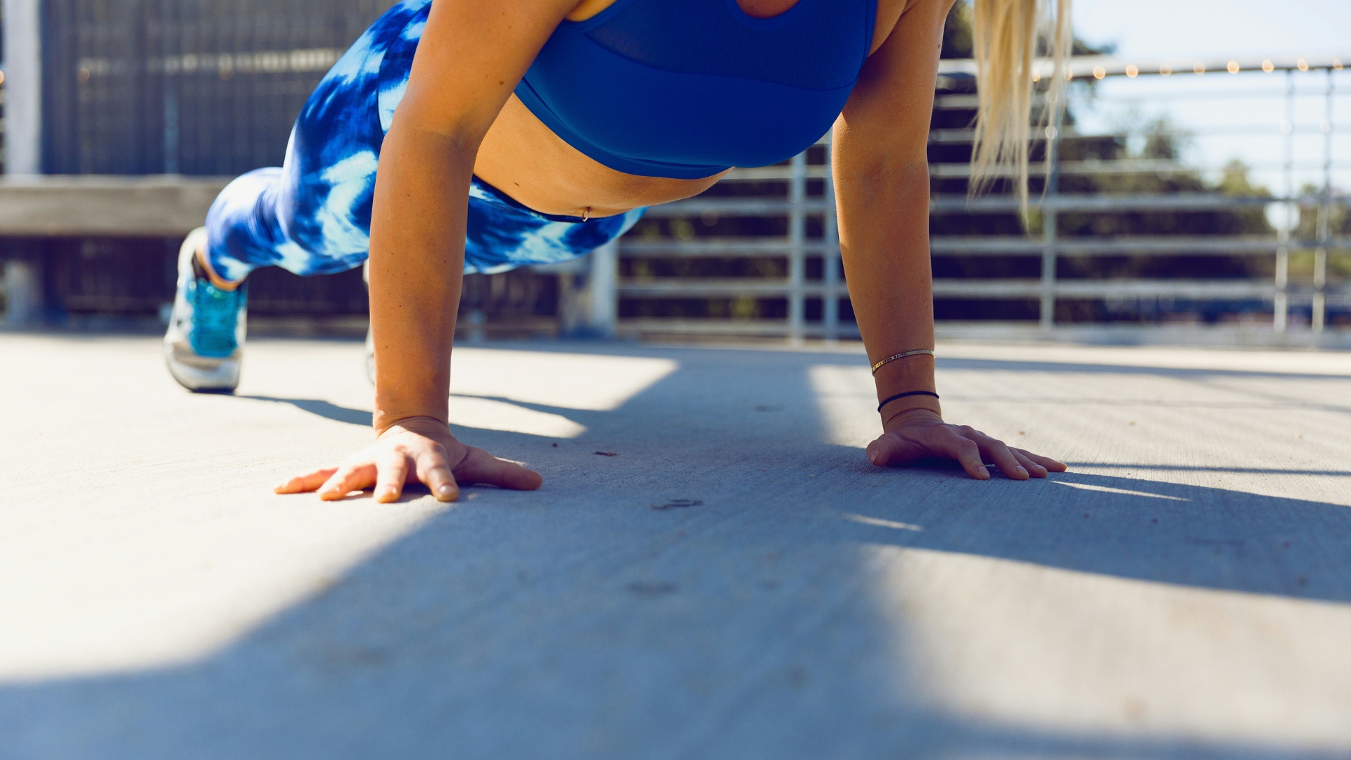 Frau macht Push-Ups