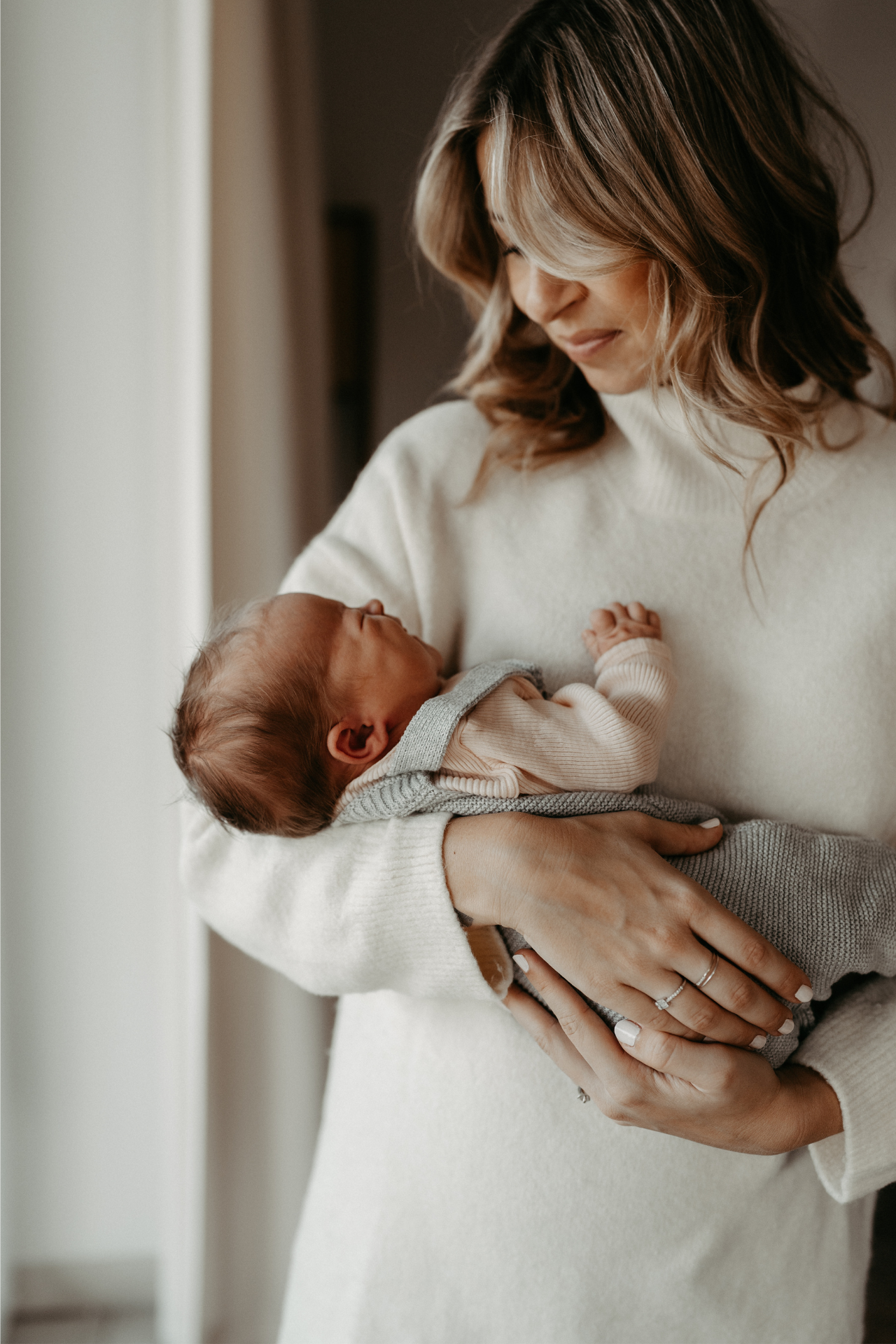 Mama sein: Moderatorin Sophie Geschke mit ihrem Baby am Arm.