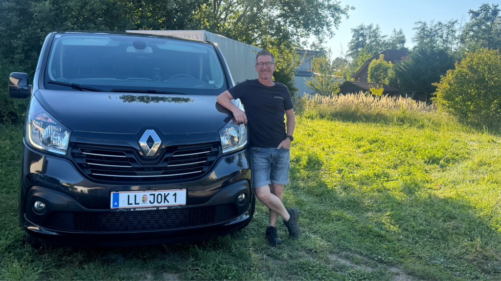 Jok mit seinem Auto