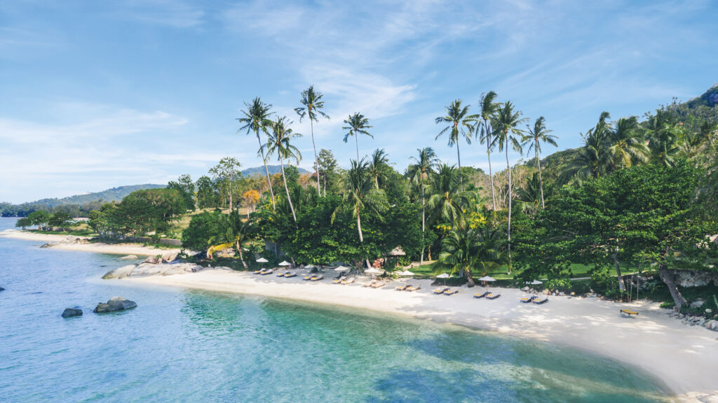 Thailand: Weißer Sandstrand mit Palmen und türkisblauem Meer
