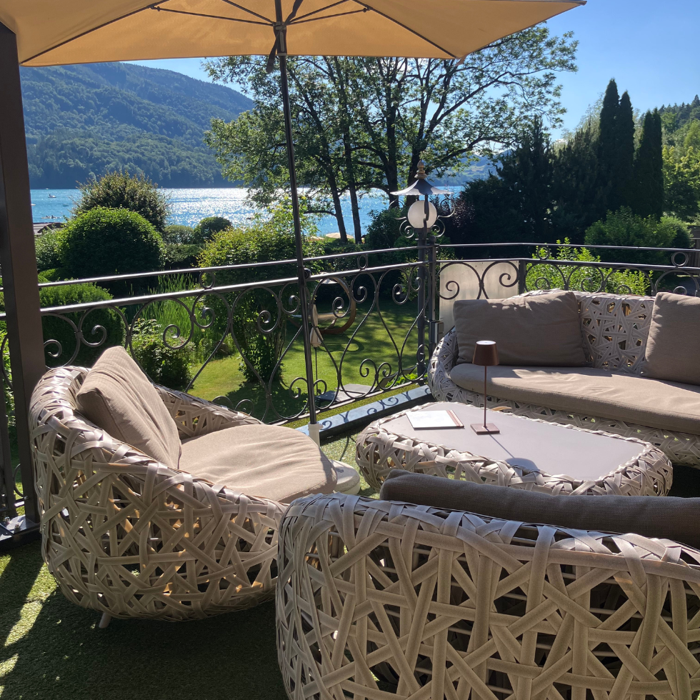 Terrasse mit Seeblick im Waldhof Fuschlsee Resort 