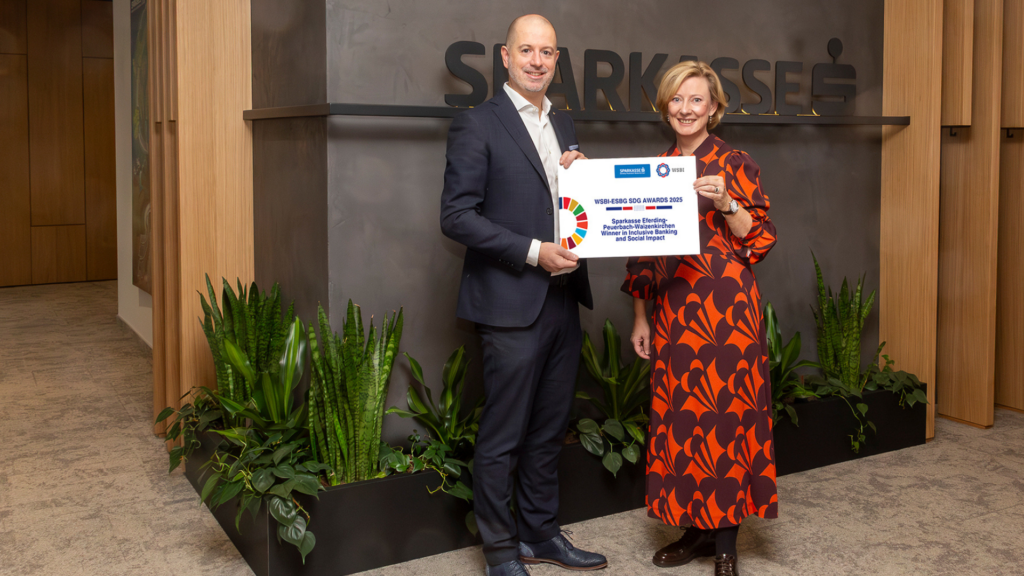 parkasse Eferding-Peuerbach-Waizenkirchen: Mag. Michaela Schwinghammer-Hausleithner und Vorstandsdirektor Mag. Gerald Schneeberger, MBA