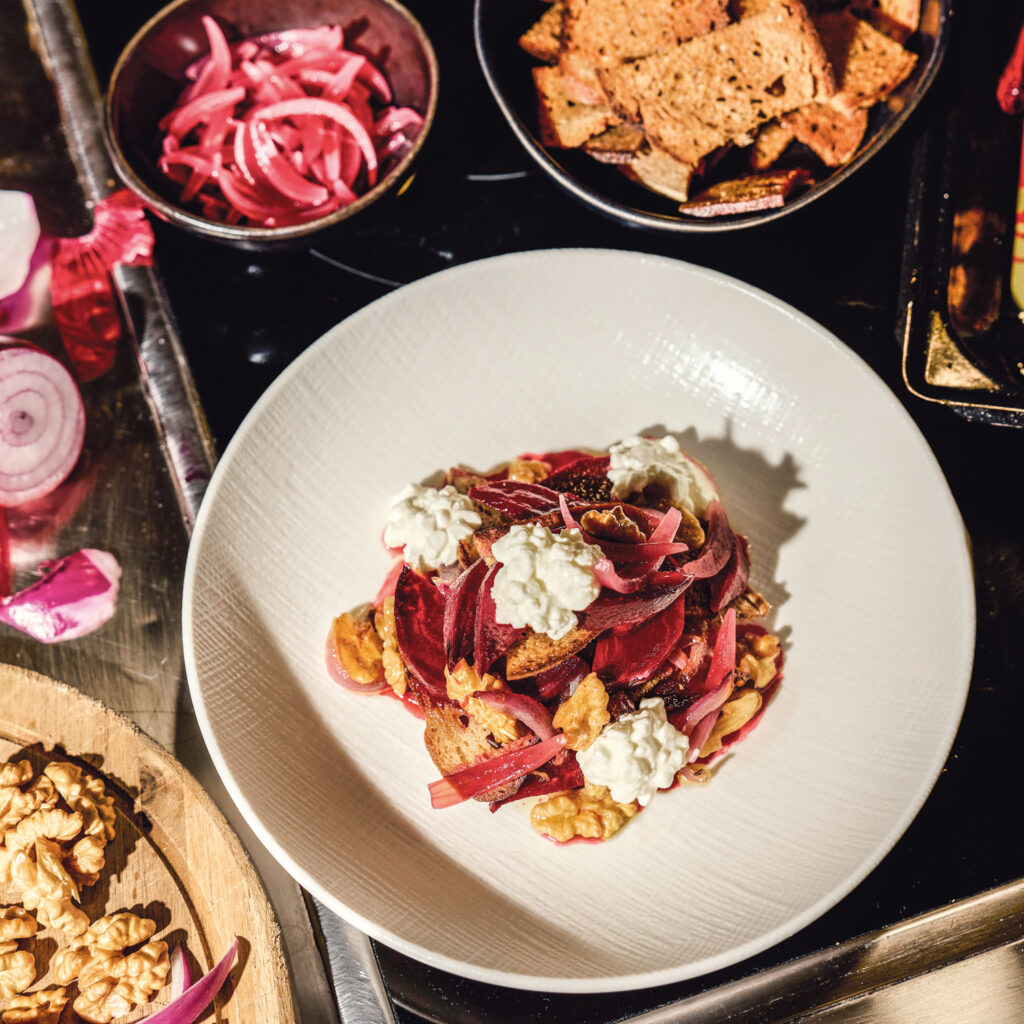 Günstige Rezepte: Rote-Rüben-Brotsalat, saure Zwiebel, Hüttenkäse