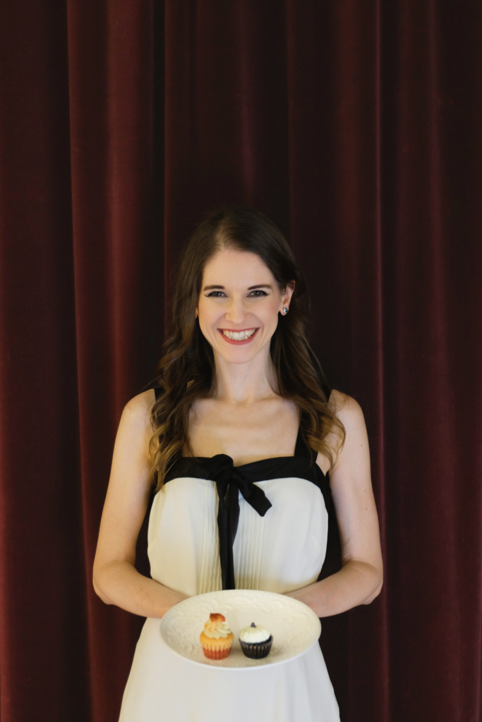 Beate Gottsbachner mit Cupcakes am Teller.