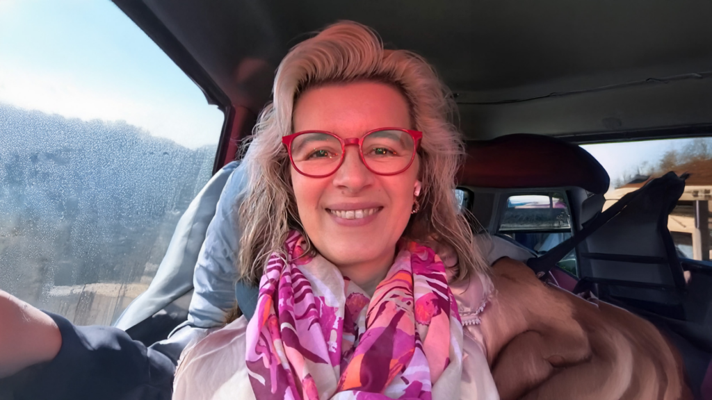 Sabine Martina Ottenbacher: Selfie im Auto