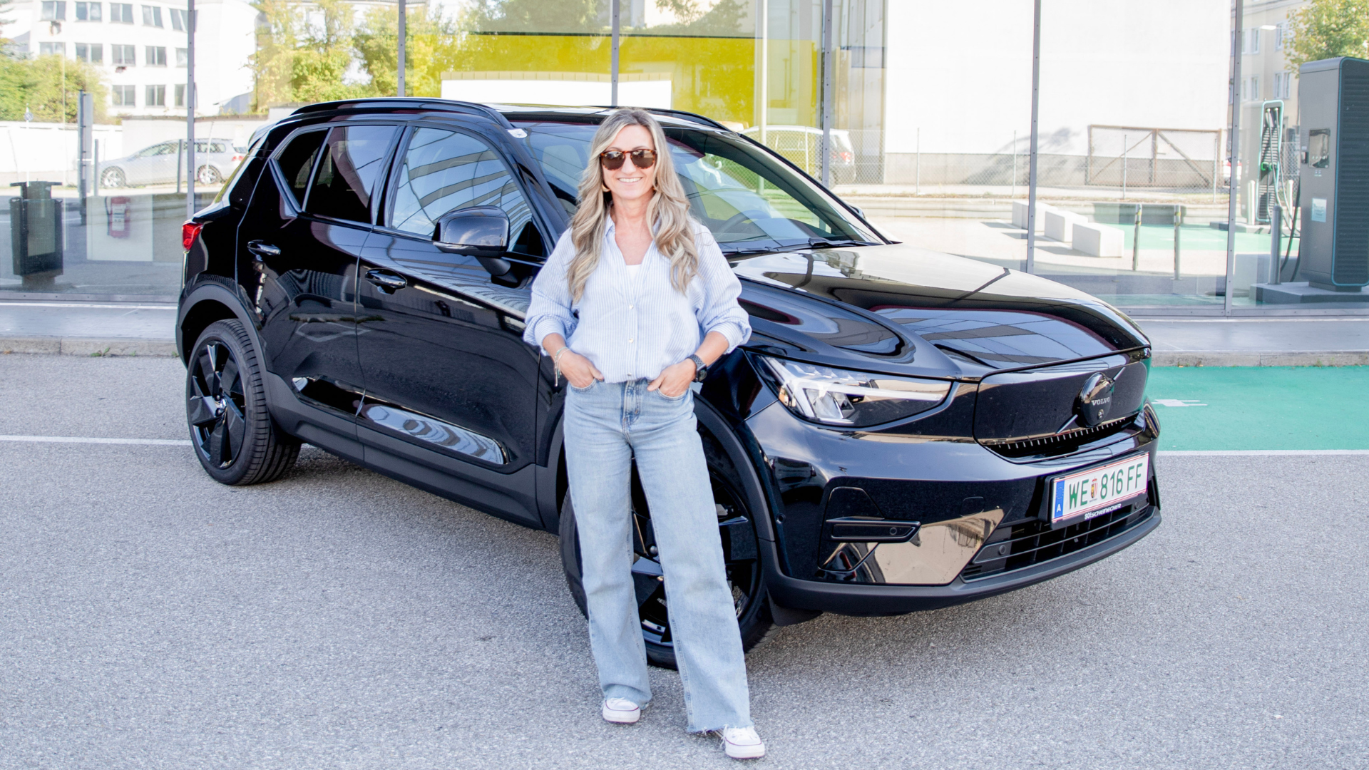 Volvo EX40: Redakteurin Nicole Madlmayr steht vor dem Auto