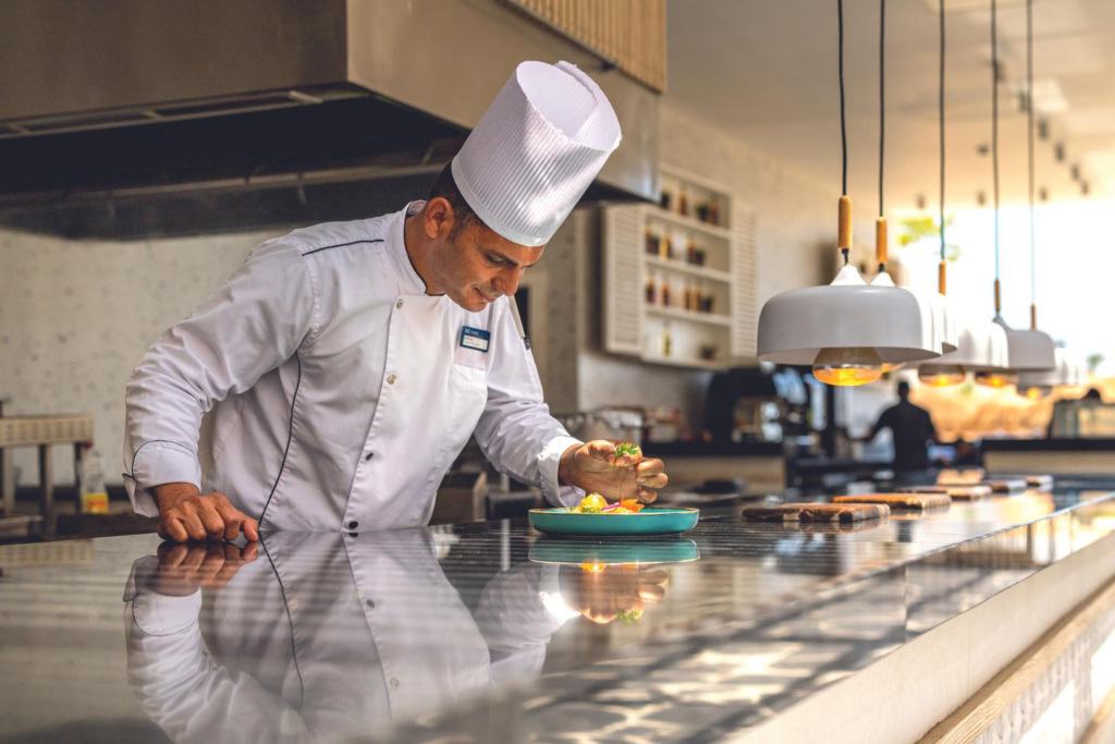 Sanfter Winterurlaub und Taste Tourismus: Koch beim Anrichten