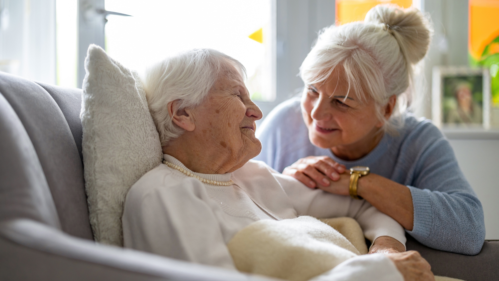 Holfinity: zwei ältere Frauen die sich anlächeln